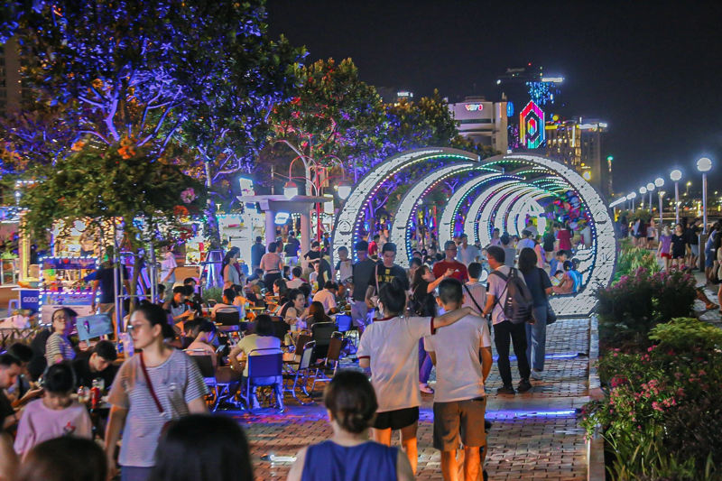 Trải nghiệm xem cầu Rồng phun nước, phun lửa